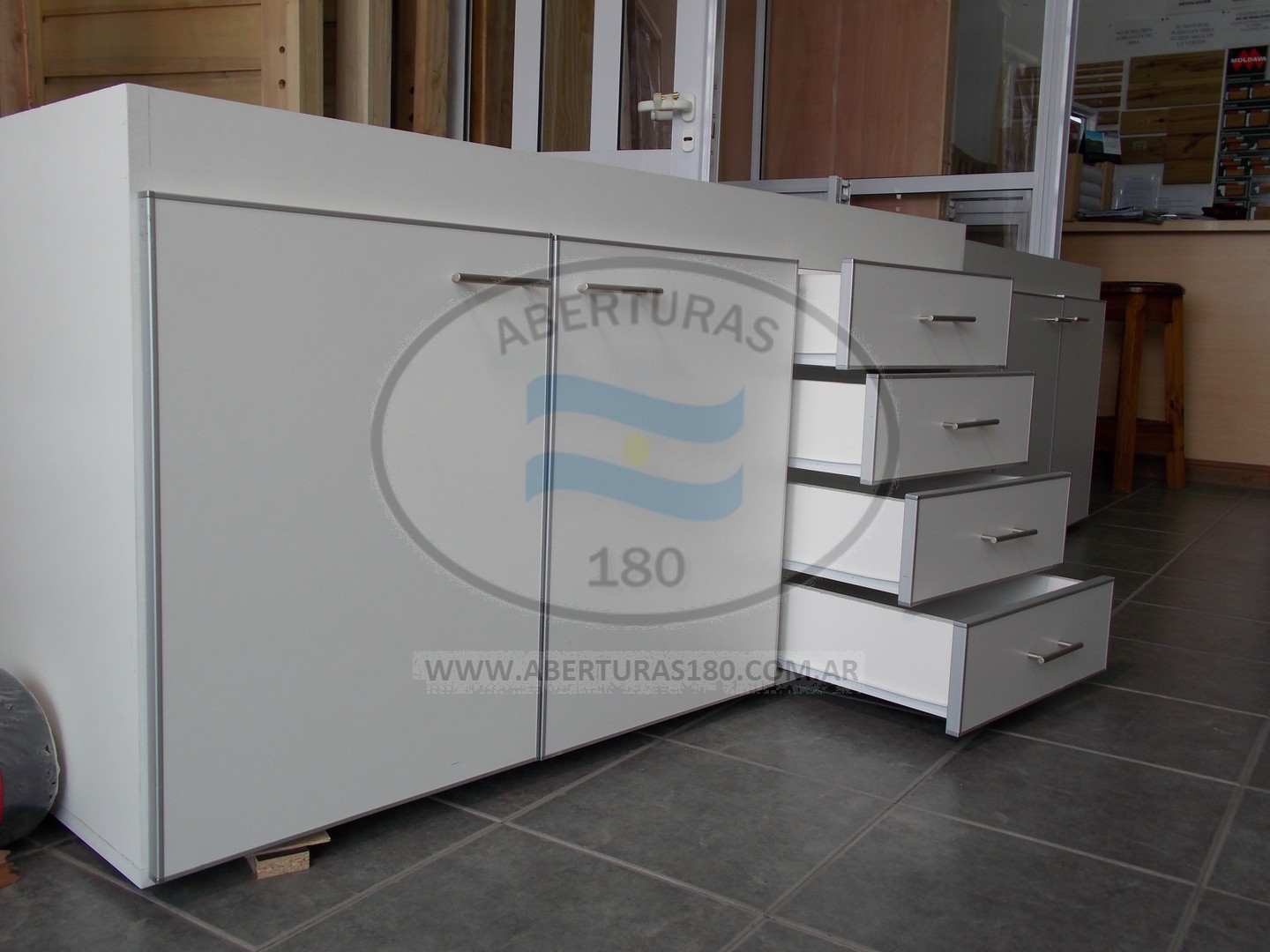 Mueble melamina blanco c/canto en aluminio.