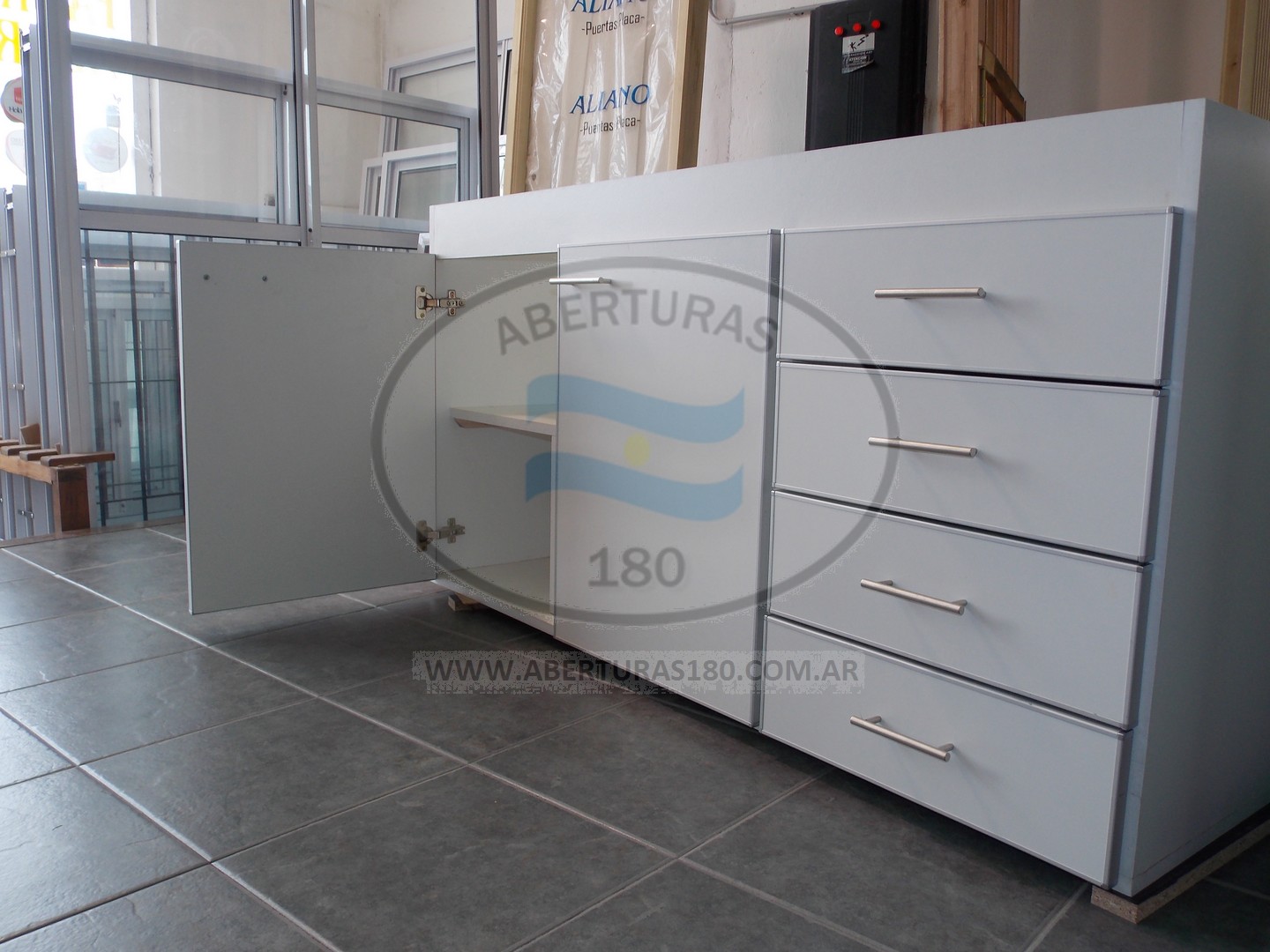 Mueble melamina blanco c/canto en aluminio.