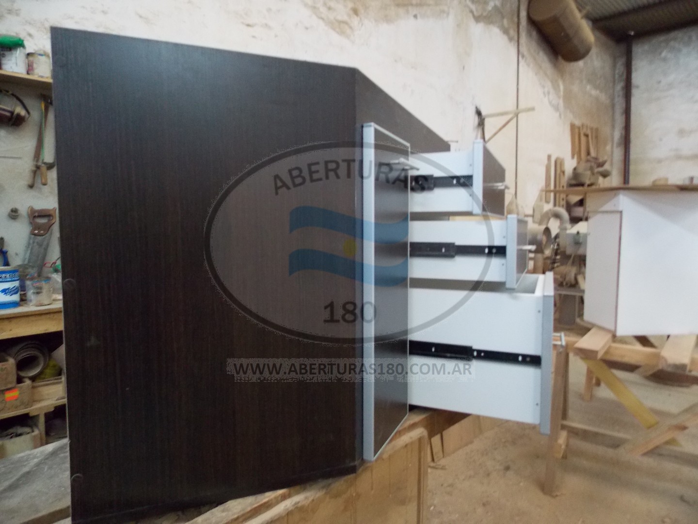 Mueble melamina en roble moro c/ canto aluminio y c/ guia telescpica.