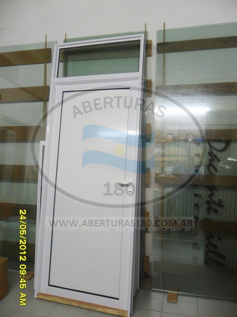 Puerta de aluminio 0.90 x 2.40 con vidrio fijo parte superior.