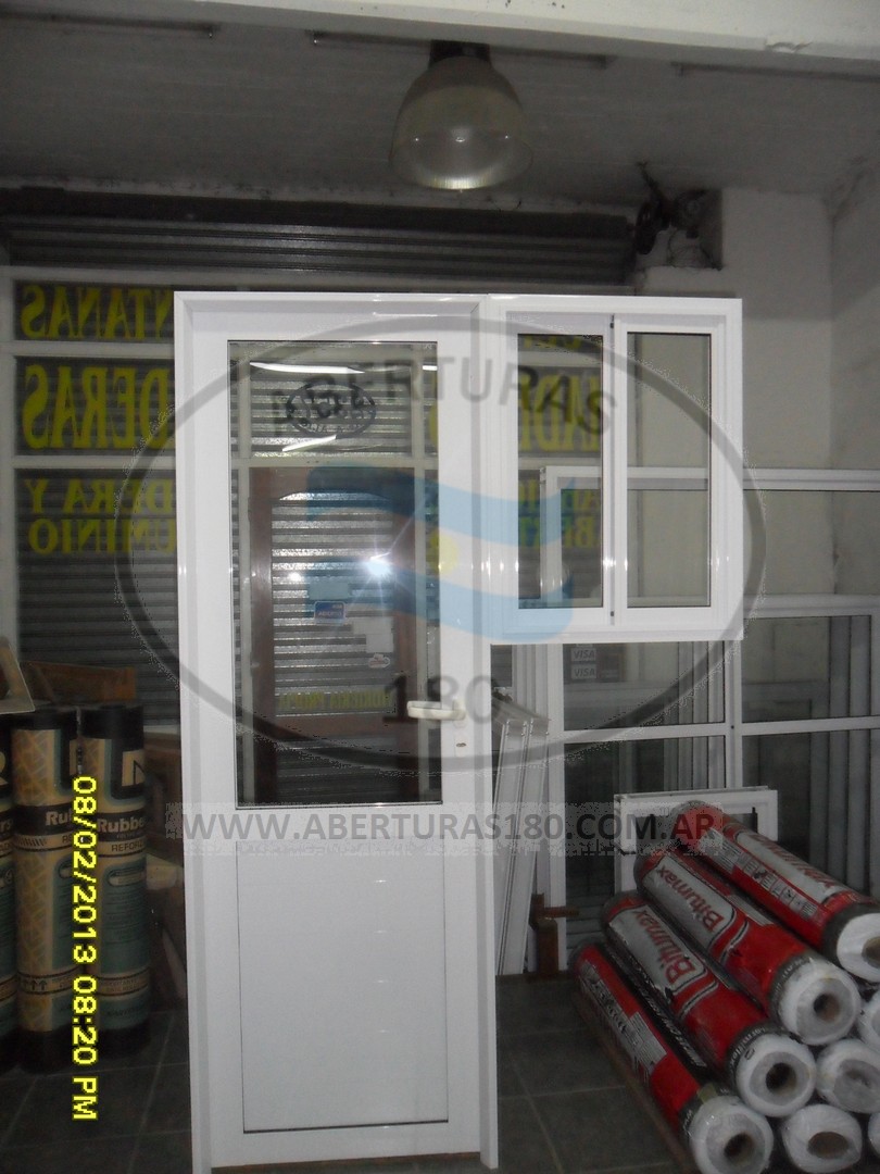 Puerta 36 modelo G ventana lateral 0.60 x 0.80.