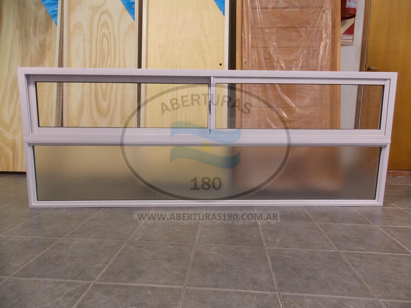 Abertura linea herrero 2.40 X 0.90 c/ventana corrediza 2.40 x 0.45 vidrio comn y pao fijo c/vidrio fantasa. 
