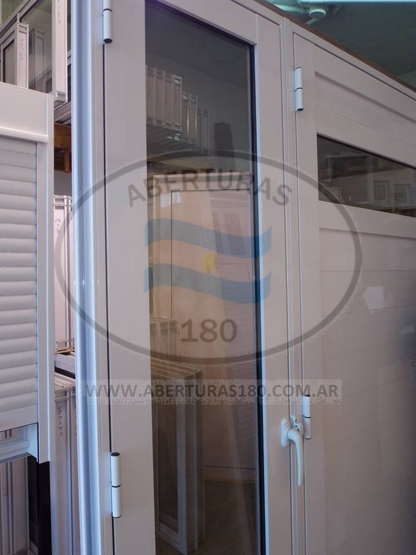 Puerta aluminio de 36 modelo "M" 0.90 X 2.00 c/ vidrio esp. + 2 ventanas de abrir laterales de 0.50 X 2.00 c/ vidrio esp..