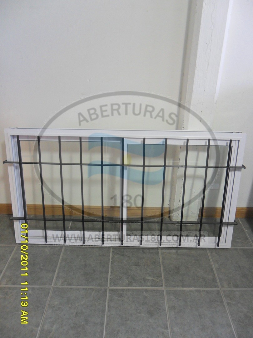 Ventana de aluminio de 1.50 x 0.50 con rejas.