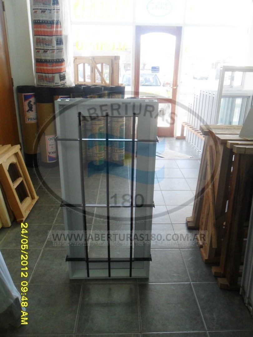 Ventana de aluminio de abrir 0.50 x 1.00 con rejas.