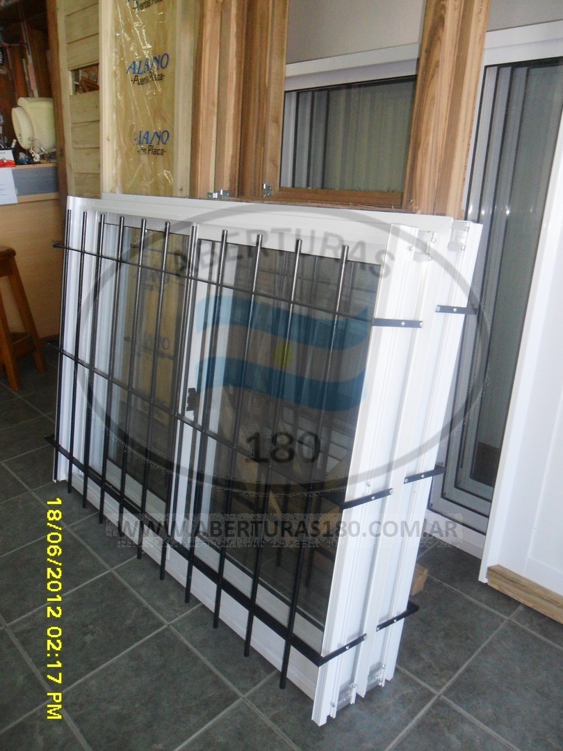 Ventana de aluminio 1.50 x 1.10 con guia y rejas.